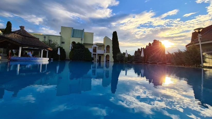 Mediterran Apartman With Pool Сиофок Екстериор снимка