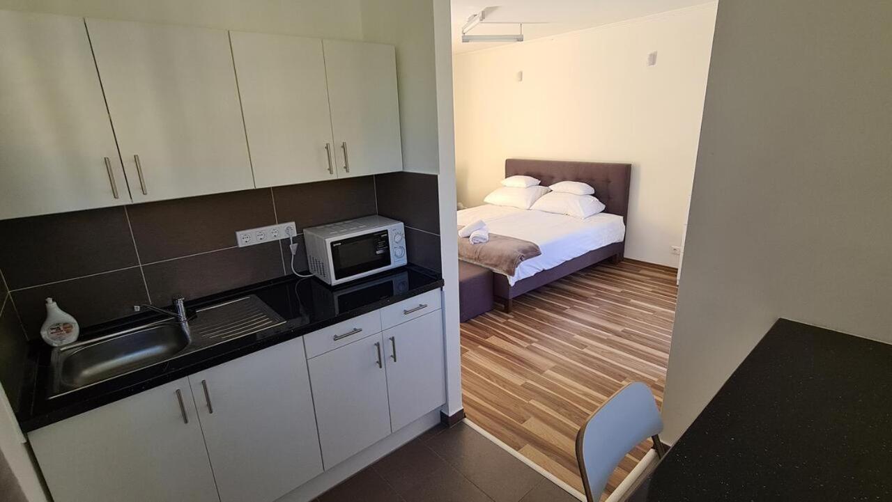Mediterran Apartman With Pool Сиофок Екстериор снимка
